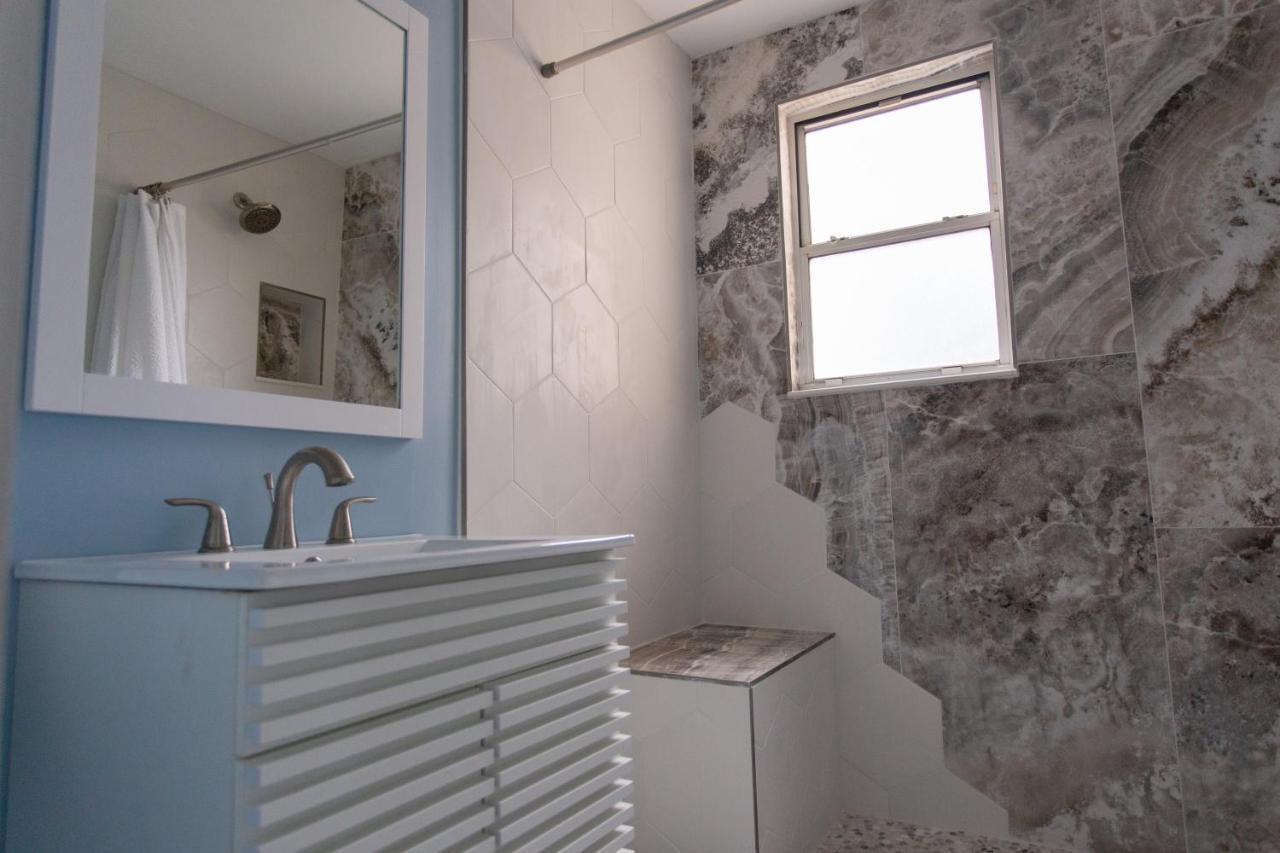 Central & Comfortable Home Walk To The Beach! Jacksonville Beach Bagian luar foto
